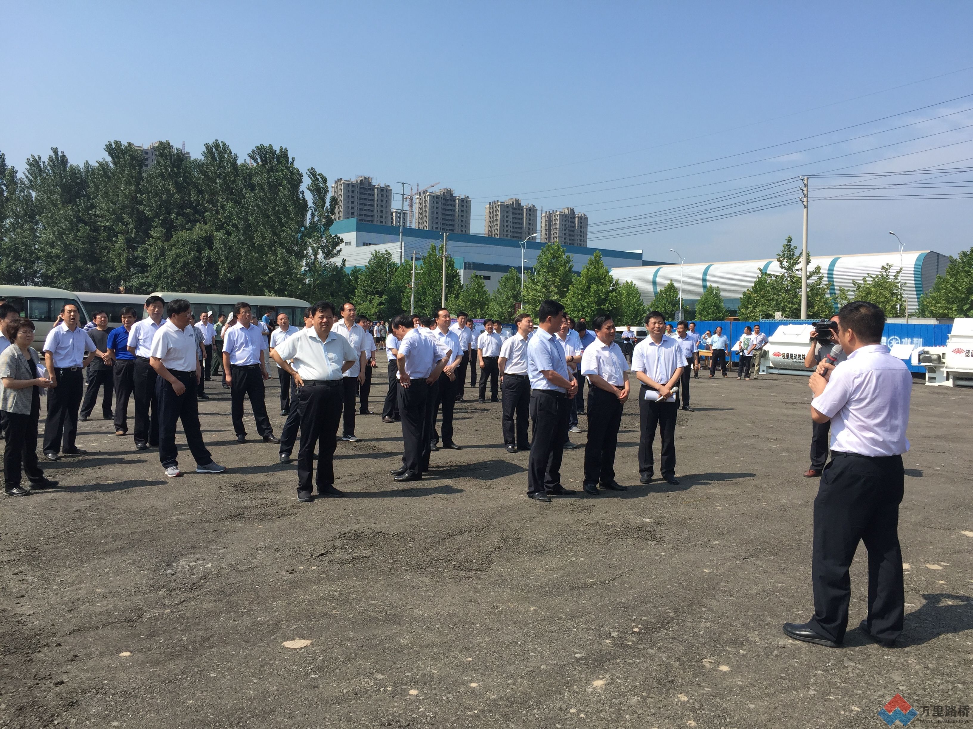 許昌市委書記武國定、市長胡五岳帶隊觀摩萬里路橋振動攪拌產(chǎn)業(yè)園建設(shè)情況