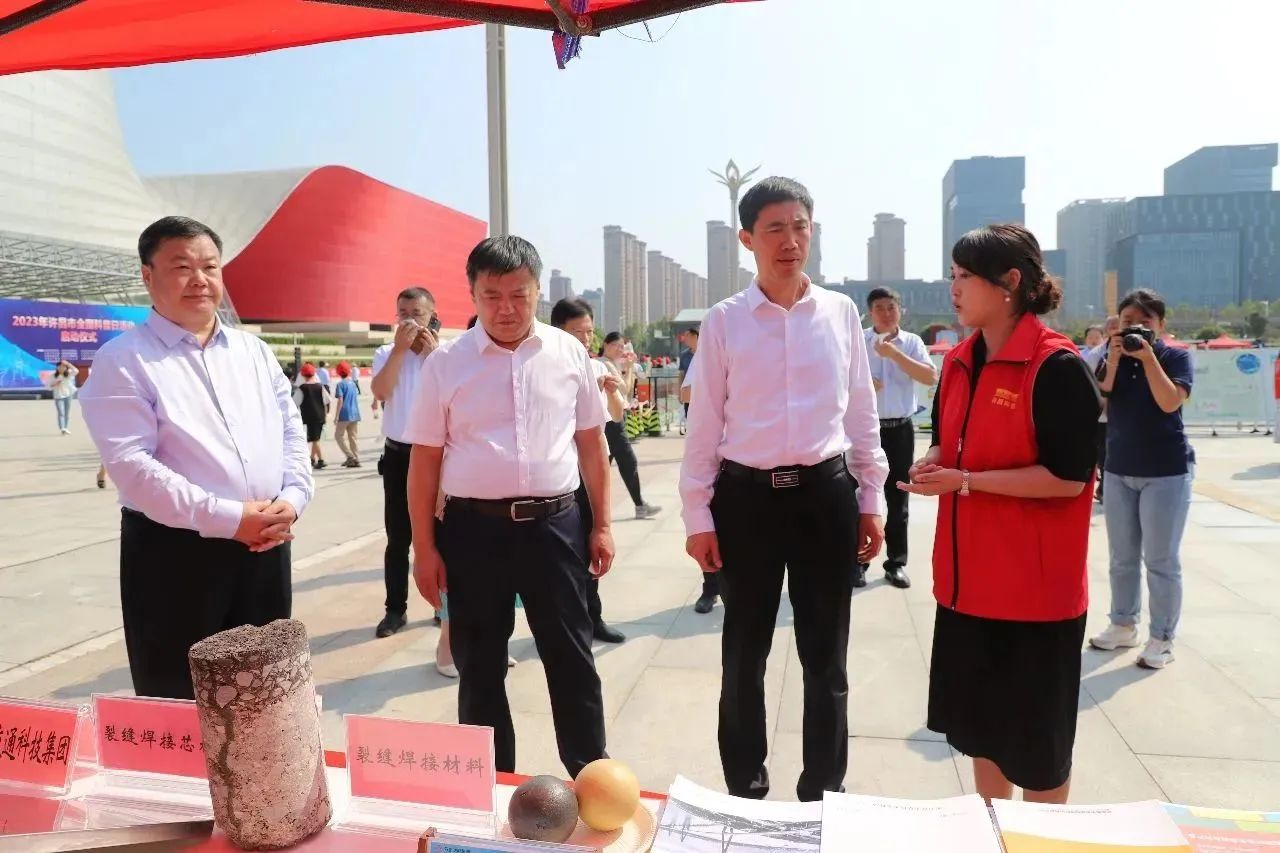 萬里交科集團(tuán)參加2023年許昌市全國科普日活動啟動儀式，作為最新認(rèn)定的許昌市科普教育基地單位現(xiàn)場接受授牌并展示科技創(chuàng)新成果。